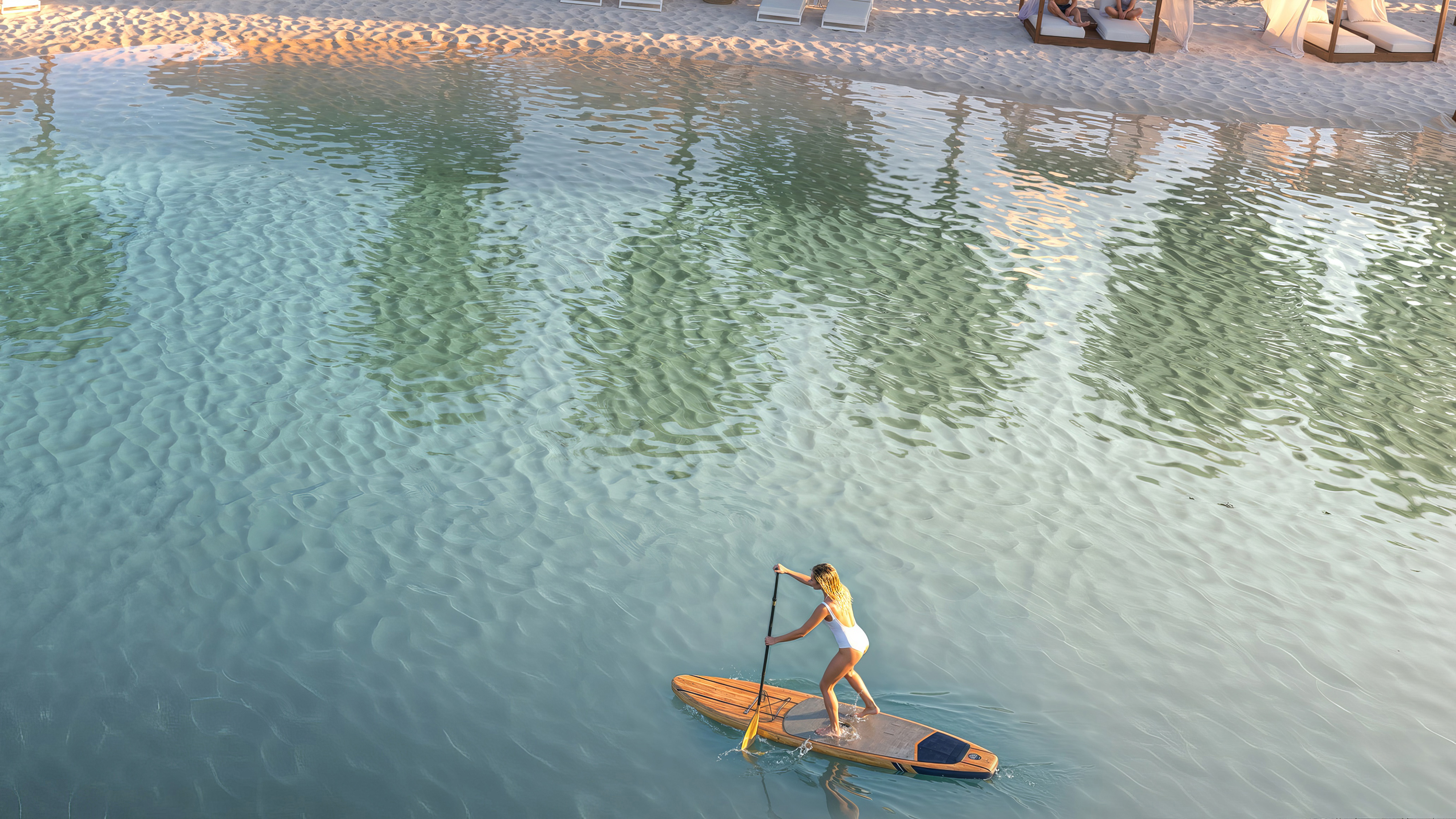 Stand up paddle nas águas cristalinas da lagoa privativa